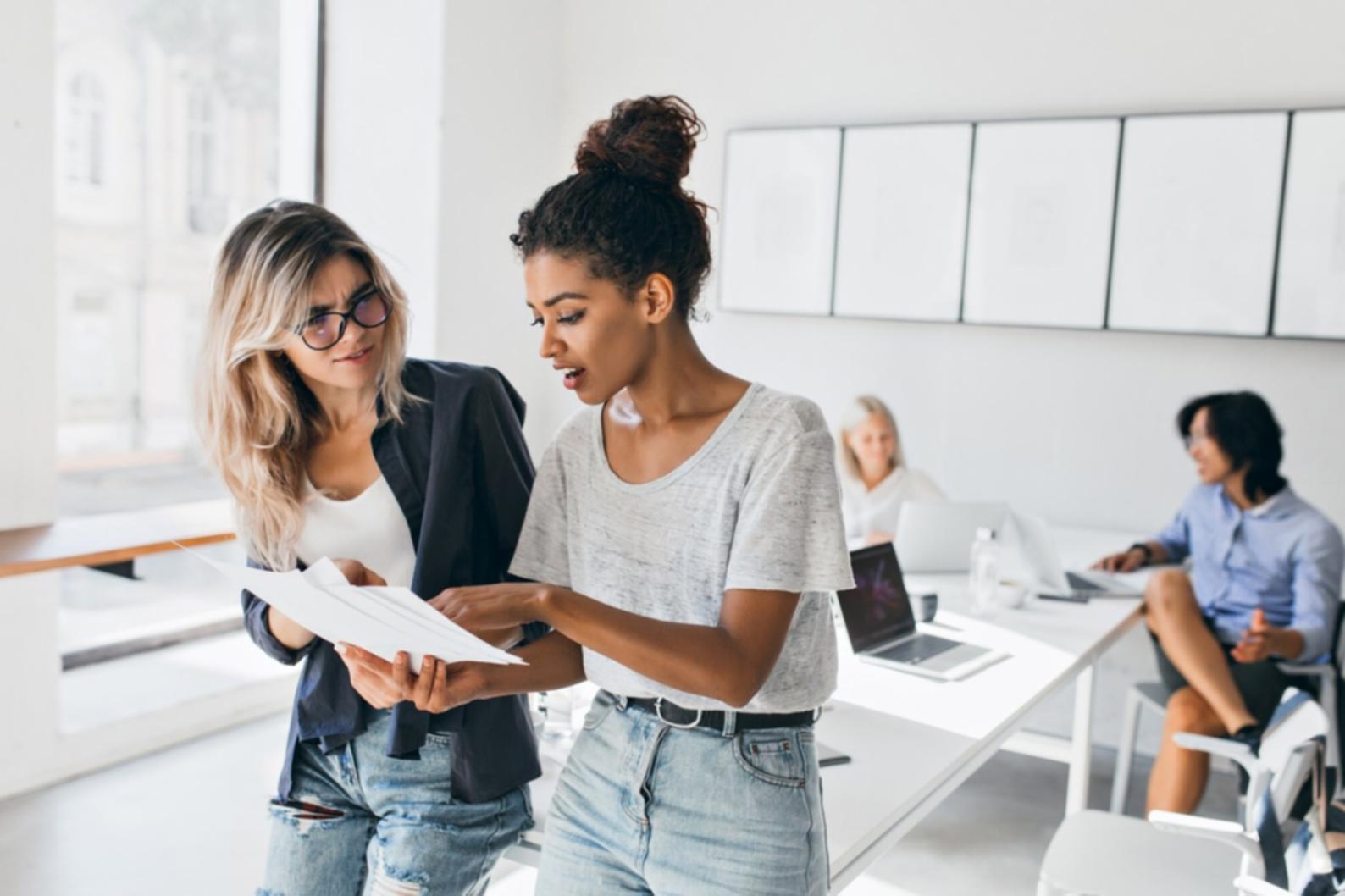 Profesionales revisando contratos y documentación de inversión
