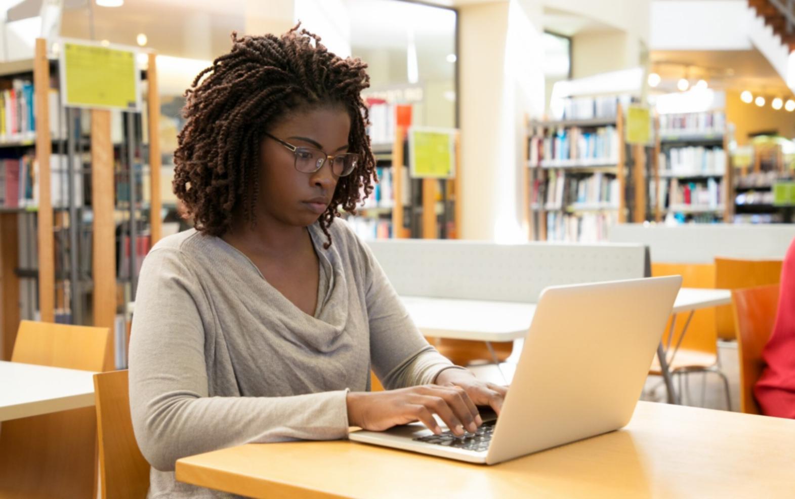 Estudiantes aprendiendo terminología financiera en sesión interactiva