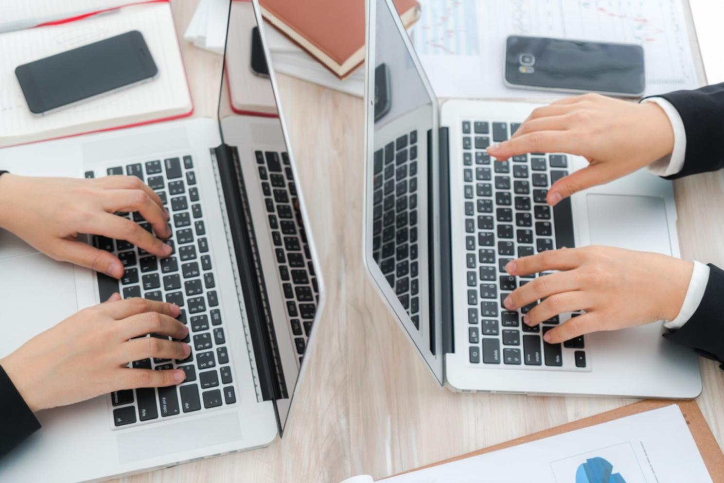 Participantes analizando documentos financieros en sesión práctica