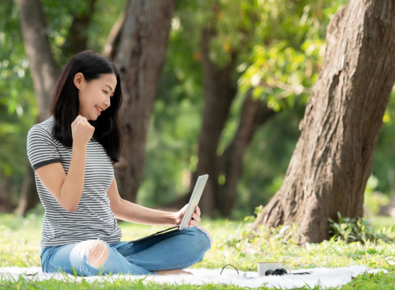 Sesión de formación en conceptos financieros con materiales didácticos